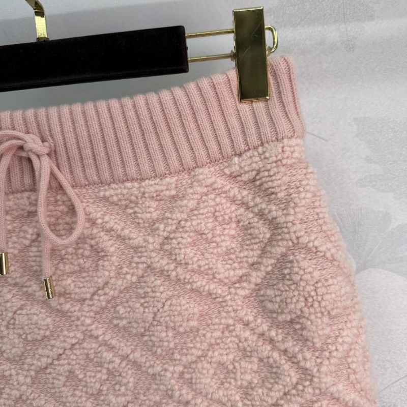 l0vis Vvtt0n sweaters